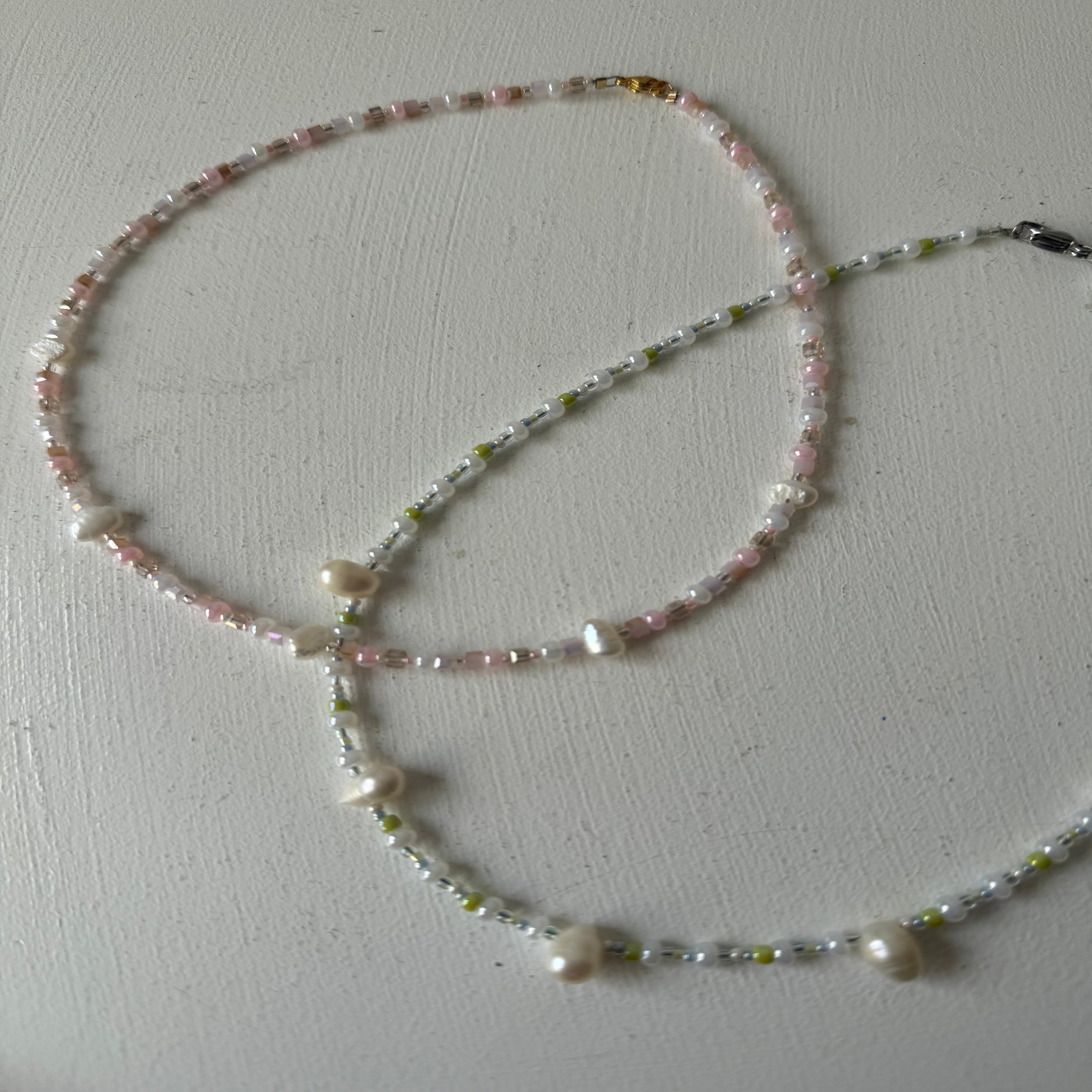 Dainty necklace with glass beads and saltwater pearls