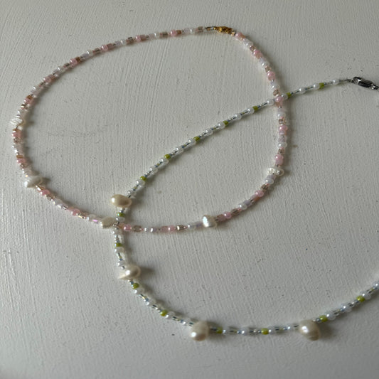 Dainty necklace with glass beads and saltwater pearls